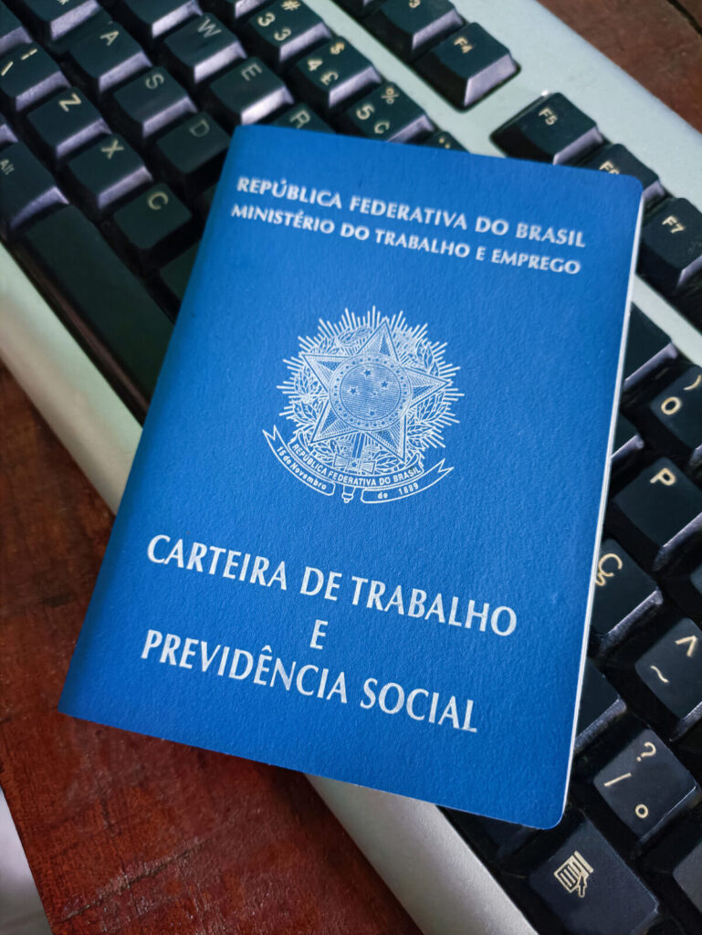 Carteira de Trabalho e Previdência Social sobre a mesa de trabalho