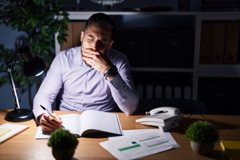 Trabalhador fazendo anotações no escritório à noite