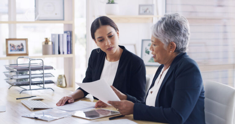 Advogada e cliente analisando documentos de inventário