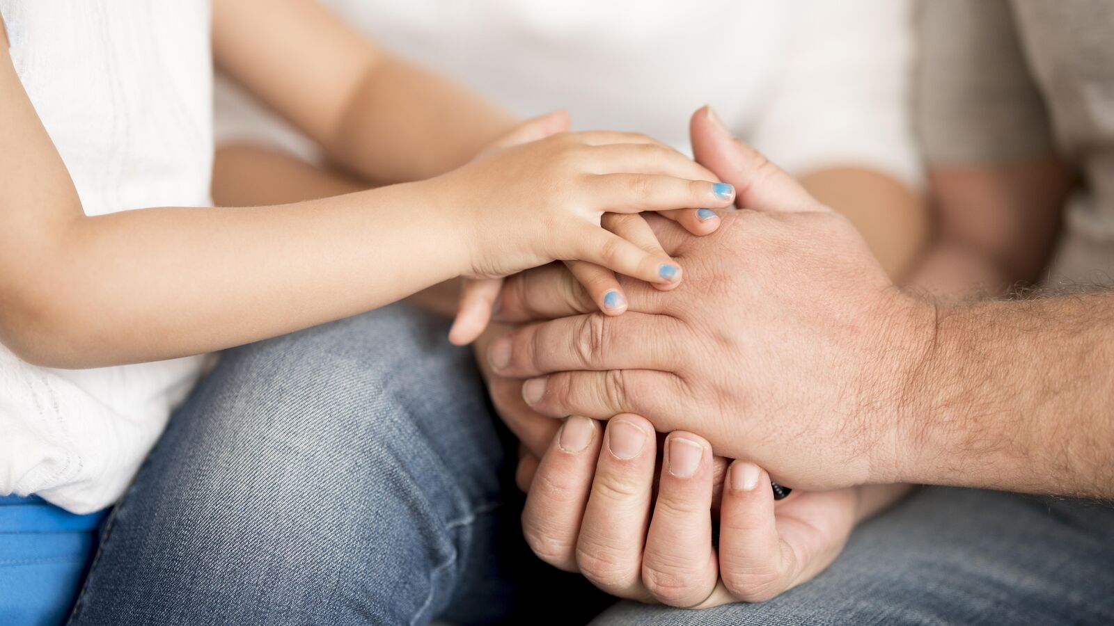 Avô e neta de mãos dadas